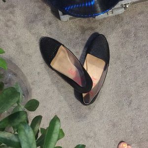 Black memory foam flats with pattern